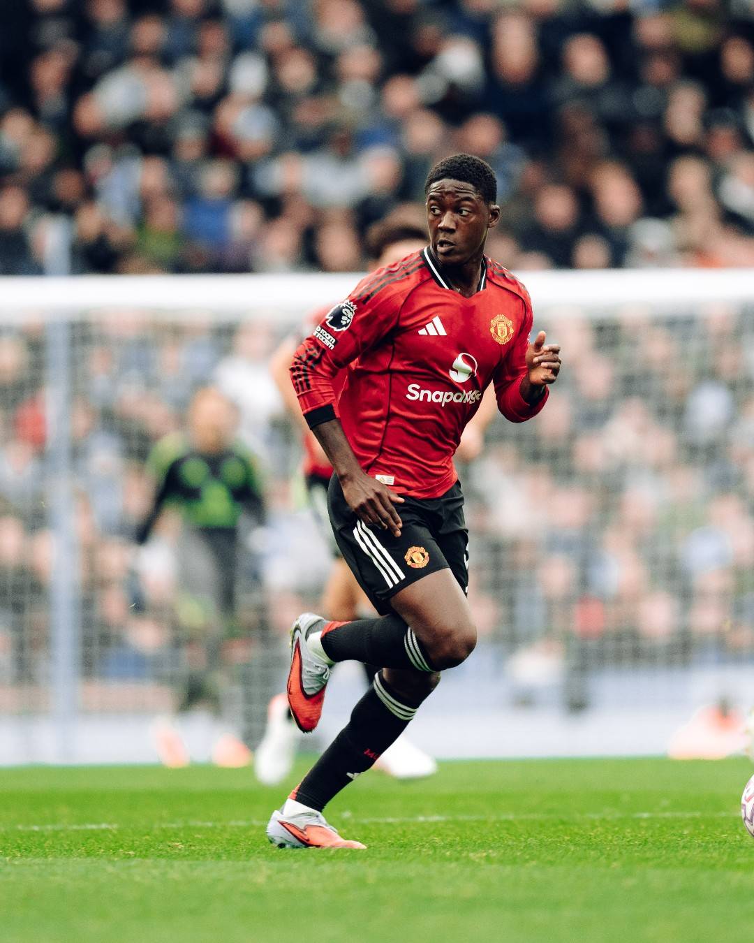 爱游戏-西亚卡姆在曼联比赛中挺进下一轮，战术调整引发热议！的简单介绍