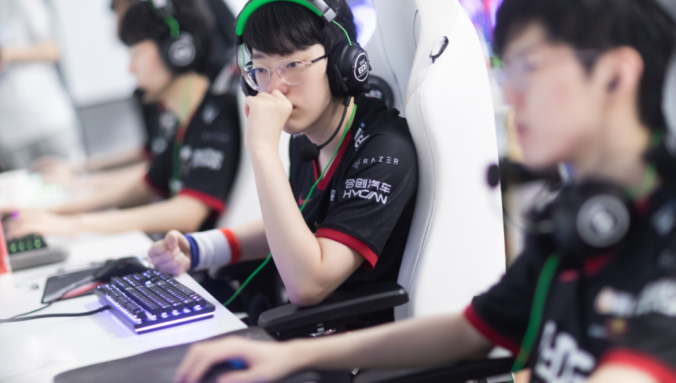 爱游戏体育-Scout回归赛场，比分优势明显首场状态亮眼，巴塞罗那观众沸腾！的简单介绍